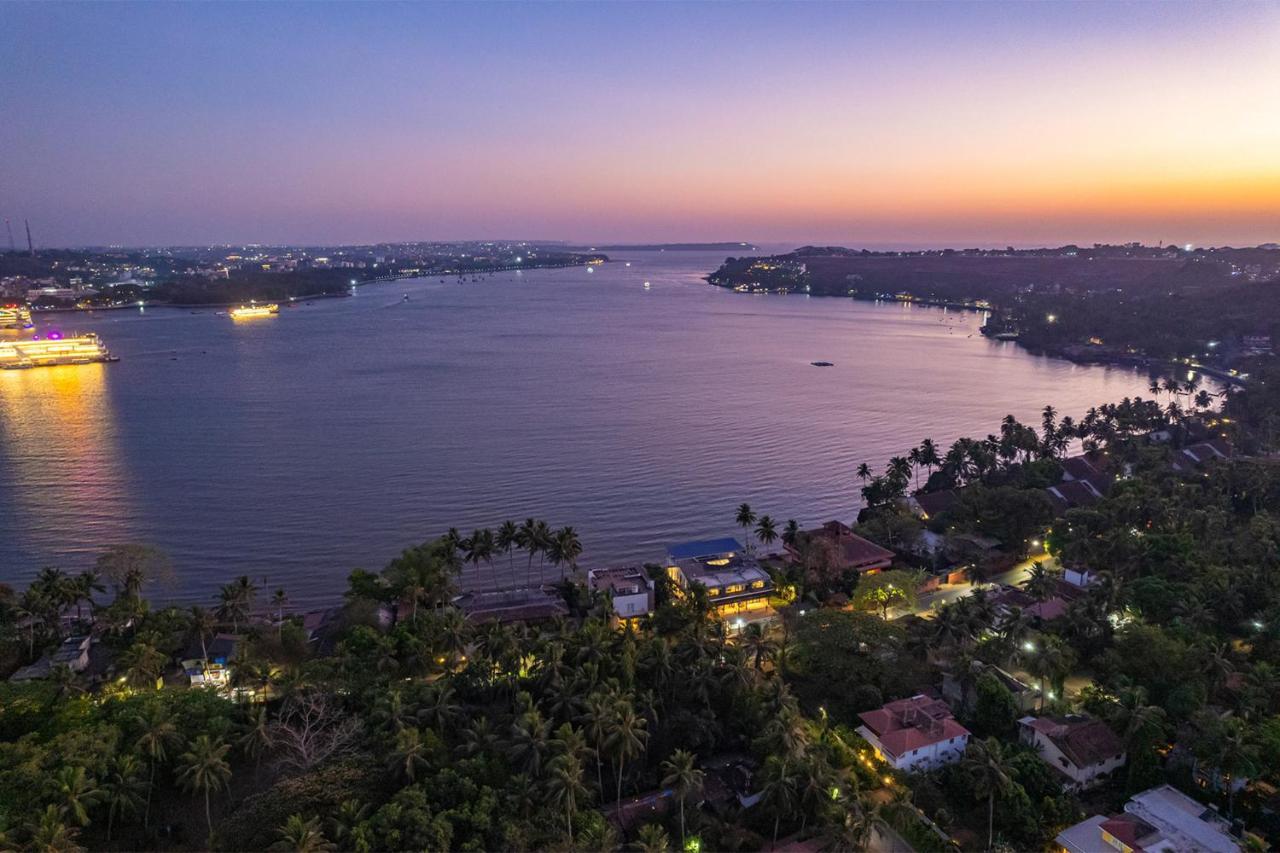 Oceanic Sunsets With River View, Comp Breakfast & Infinity Pool At Stayvista Verem 外观 照片