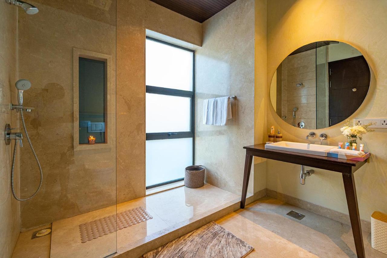 Oceanic Sunsets With River View, Comp Breakfast & Infinity Pool At Stayvista Verem 外观 照片