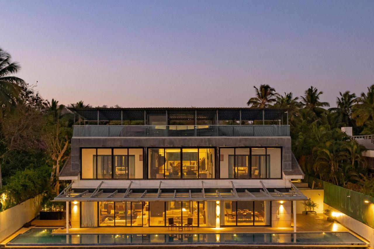 Oceanic Sunsets With River View, Comp Breakfast & Infinity Pool At Stayvista Verem 外观 照片